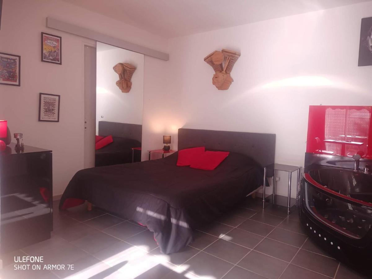 "Le Maloya" Chalets Independants -Chambre Balneo - Relais Motards Lacaune Exteriör bild