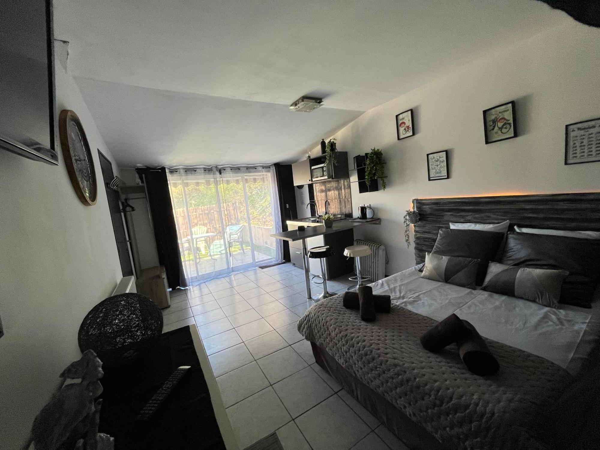 "Le Maloya" Chalets Independants -Chambre Balneo - Relais Motards Lacaune Exteriör bild