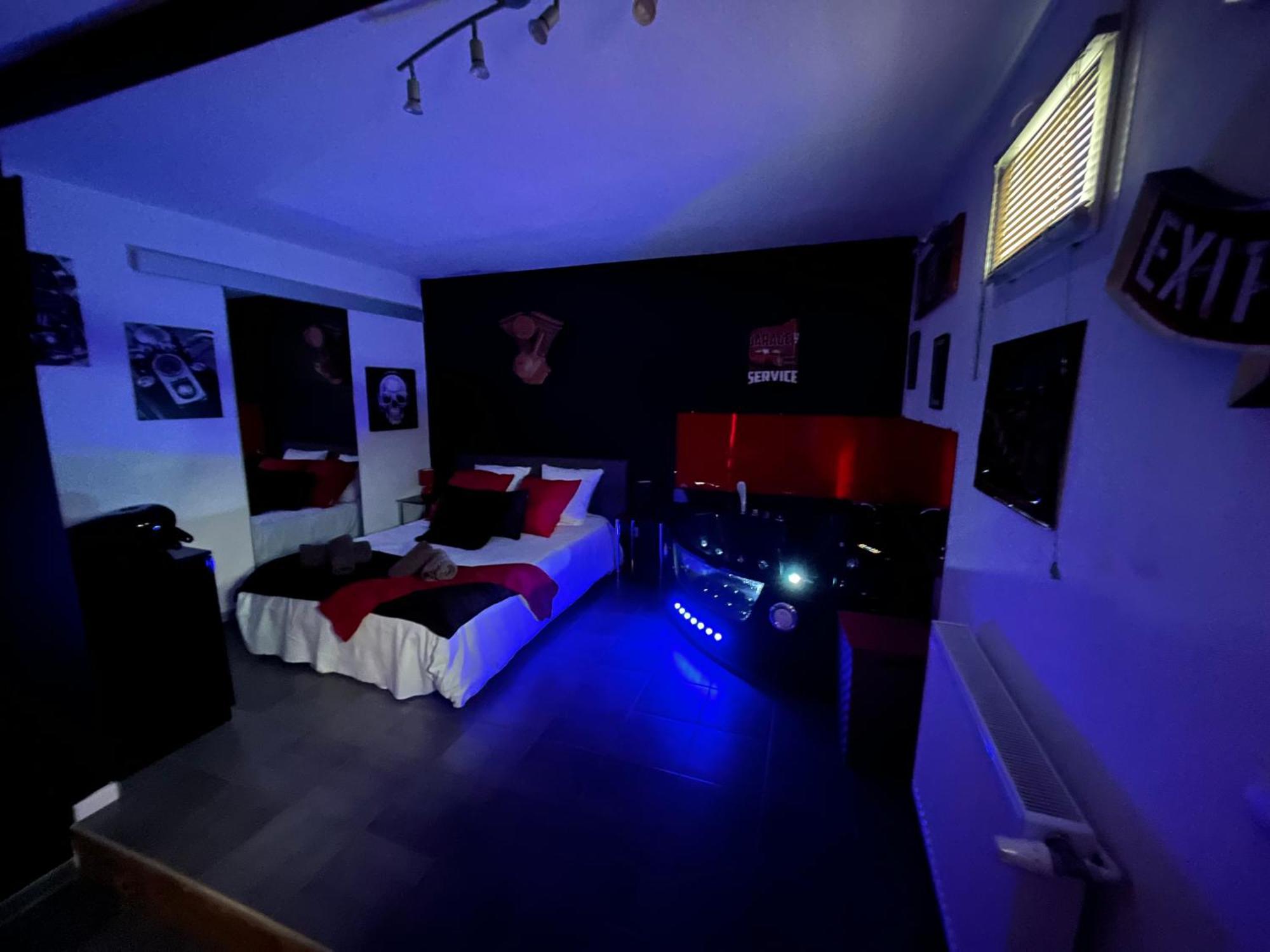 "Le Maloya" Chalets Independants -Chambre Balneo - Relais Motards Lacaune Exteriör bild