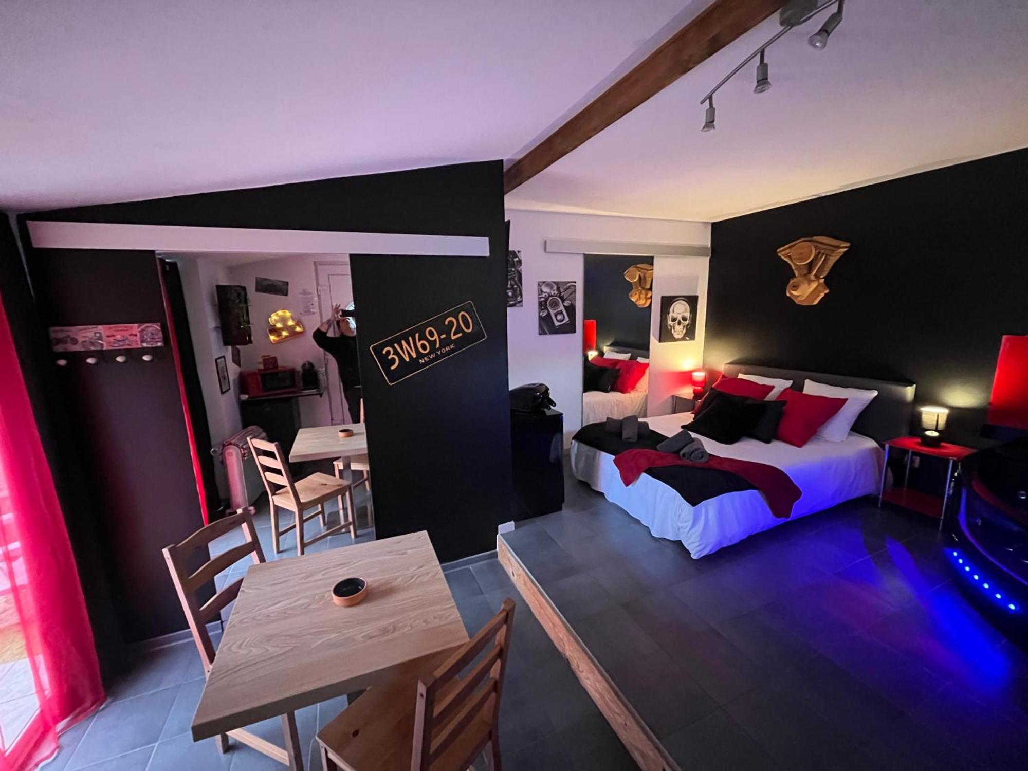 "Le Maloya" Chalets Independants -Chambre Balneo - Relais Motards Lacaune Exteriör bild