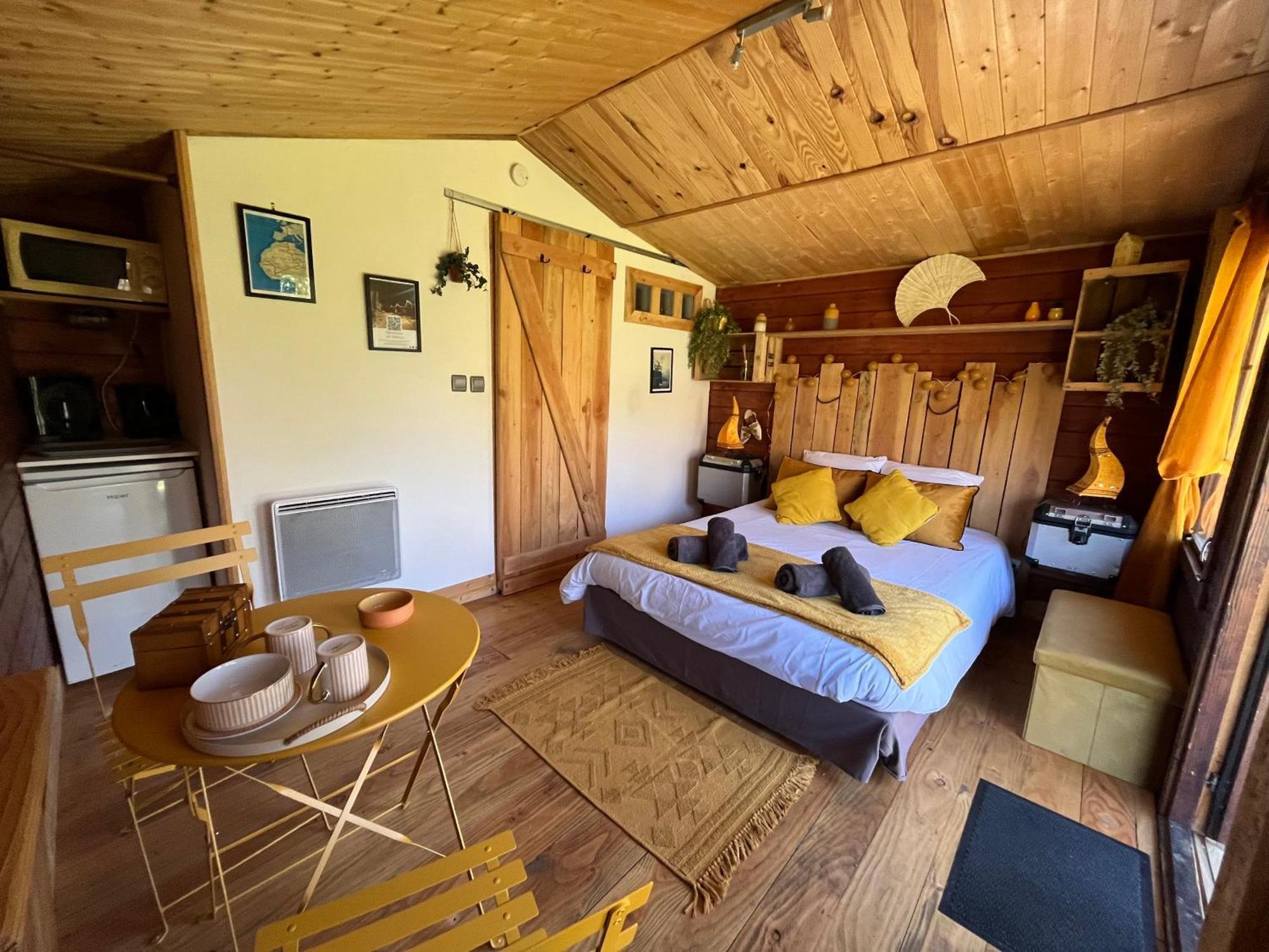"Le Maloya" Chalets Independants -Chambre Balneo - Relais Motards Lacaune Exteriör bild